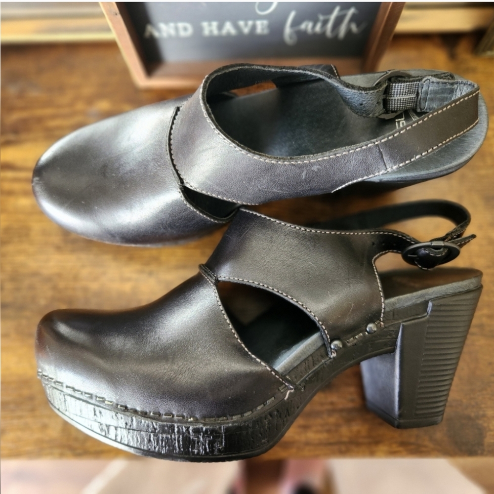 SOLD - Dansko Platform Clogs LIKE NEW! 39 / 8.5 Black Leather Platform
